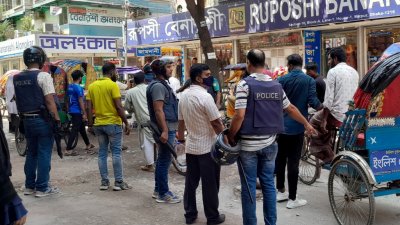 আন্দোলনকারীদের রিকশায় তুলে দিলো পুলিশ