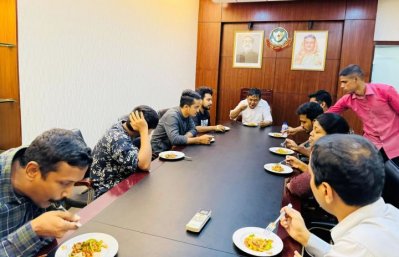 কোটা আন্দোলনের সমন্বয়কারীদের সঙ্গে নিয়ে ডিবিতে হারুনের খাবার খাওয়ার ছবি ও ভিডিও ফেসবুকে ছড়িয়ে পড়ে