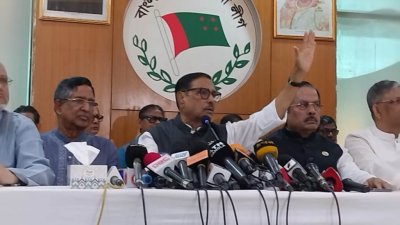 বঙ্গবন্ধু এভিনিউয়ে আওয়ামী লীগের কেন্দ্রীয় কার্যালয়ে সাংবাদিকদের যখন ওবায়দুল কাদের ব্রিফ করছিলেন, তখন পেছনে সাবেক ছাত্রনেতারা হট্টগোল শুরু করেন (ছবি: মাহফুজ সাদি)