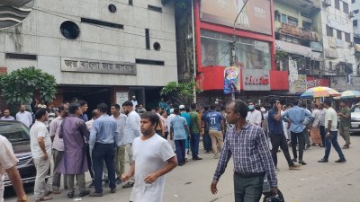 বঙ্গবন্ধু এভিনিউয়ে আওয়ামী লীগের কেন্দ্রীয় কার্যালয়ের বাইরে অপেক্ষমান সাবেক ছাত্রনেতারাও স্লোগান দেন (ছবি: মাহফুজ সাদি)