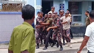 সীমান্তে পণ্য আটককে ঘিরে বিজিবি ও আনসার সদস্যের হাতাহাতি