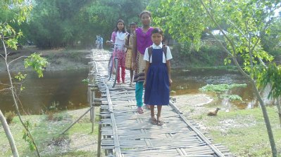 দশ গ্রামের মানুষের যাতায়াতের একমাত্র ভরসা বাঁশের সাঁকোটি