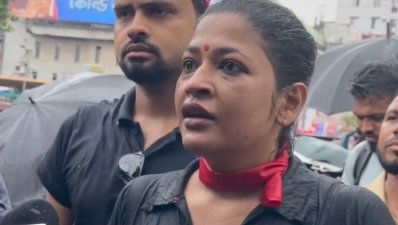 তুমুল বৃষ্টি আর পুলিশি বাধা পেরিয়ে রাজপথে শিল্পীরা