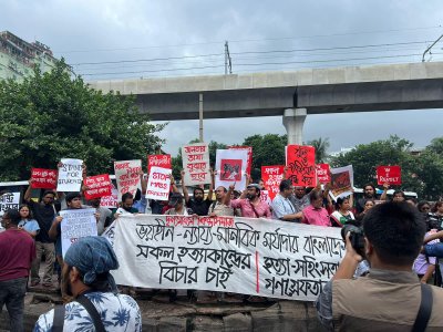 তুমুল বৃষ্টি আর পুলিশি বাধা পেরিয়ে রাজপথে শিল্পীরা