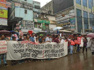তুমুল বৃষ্টি আর পুলিশি বাধা পেরিয়ে রাজপথে শিল্পীরা