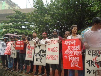 তুমুল বৃষ্টি আর পুলিশি বাধা পেরিয়ে রাজপথে শিল্পীরা