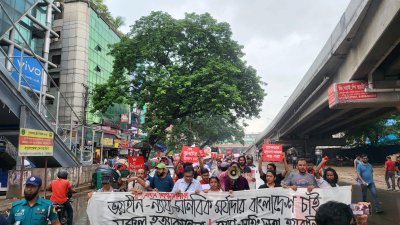 তুমুল বৃষ্টি আর পুলিশি বাধা পেরিয়ে রাজপথে শিল্পীরা