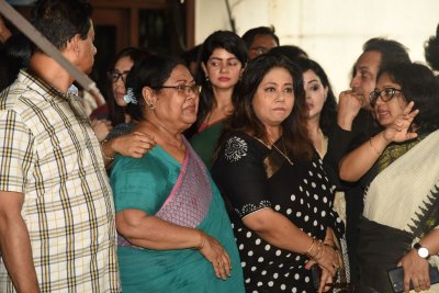 ব্যানার, ফেস্টুন ও প্ল্যাকার্ড হাতে বিটিভিতে শিল্পীরা