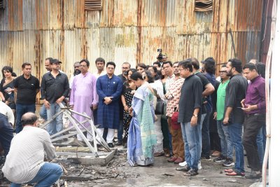 ব্যানার, ফেস্টুন ও প্ল্যাকার্ড হাতে বিটিভিতে শিল্পীরা
