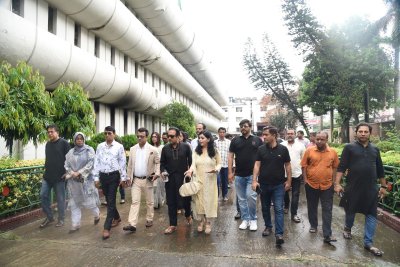 ব্যানার, ফেস্টুন ও প্ল্যাকার্ড হাতে বিটিভিতে শিল্পীরা