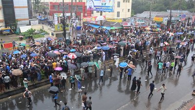 রাতে বাসায় অভিযান চালিয়ে গ্রেফতার করছে পুলিশ, দাবি শিক্ষার্থীদের