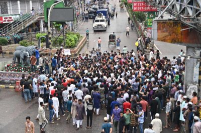 সায়েন্সল্যাবে আন্দোলণকারীদের মিছিল (ছবি: নাসিরুল ইসলাম)