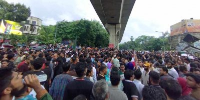 আন্দোলনকারীরা সায়েন্সল্যাব মোড় থেকে শাহবাগে এসে অবস্থান নিলে যান চলাচল বন্ধ হয়ে যায় (ছবি: আতিক হাসান শুভ)