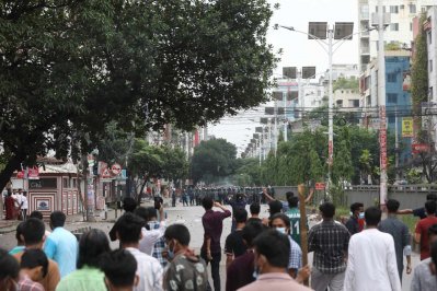 উত্তরায় আন্দোলনকারীদের সঙ্গে পুলিশ ও আওয়ামী লীগকর্মীদের ধাওয়া-পাল্টা ধাওয়া হয় (ছবি: নাসিরুল ইসলাম)