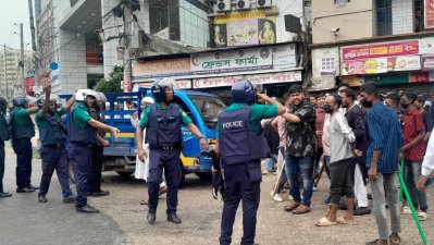 মিরপুরে আওয়ামী লীগের কর্মীরা লাঠি হাতে অবস্থান নেওয়ার চেষ্টা করলে পুলিশ তাদের সরিয়ে দেয় (ছবি: জুবায়ের আহমেদ)