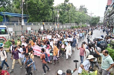 সায়েন্সল্যাব থেকে শাহবাগের দিকে আন্দোলণকারীদের মিছিল (ছবি: নাসিরুল ইসলাম)