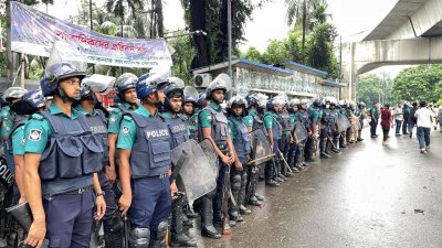 প্রেস ক্লাবের সামনে অতিরিক্ত পুলিশ মোতায়েন (ছবি: আসাদ আবেদীন জয়)