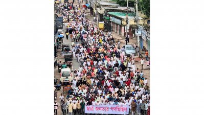 যশোরে শিক্ষার্থীদের মিছিল, যোগ দিয়েছেন অভিভাবকরাও