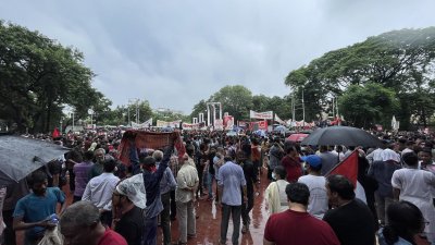 শিক্ষক-শিক্ষার্থীদের স্লোগানে মুখর কেন্দ্রীয় শহীদ মিনার
