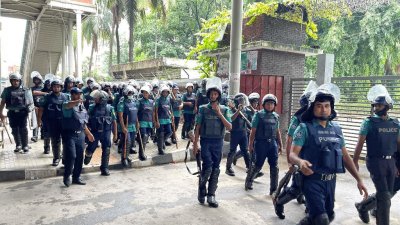 প্রেস ক্লাব, শহীদ মিনার, শাহবাগসহ রাজধানীর বিভিন্ন এলাকায় অতিরিক্ত পুলিশ মোতায়েন করা হয় (ছবি: নাসিরুল ইসলাম)