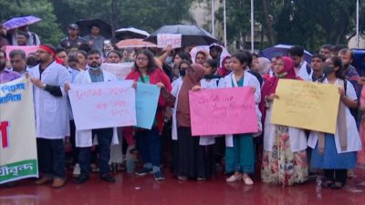 গুলি-গ্রেফতারের প্রতিবাদে শহীদ মিনারে চিকিৎসকদের বিক্ষোভ
