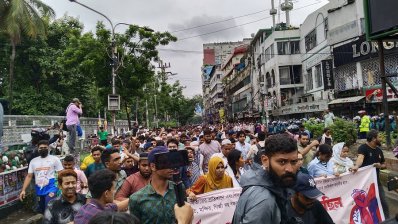 জুমার পরে সায়েন্স ল্যাব মোড়ে আন্দোলনকারীরা