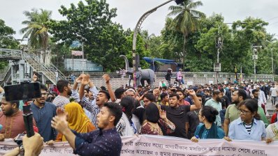 জুমার পরে সায়েন্স ল্যাব মোড়ে আন্দোলনকারীরা