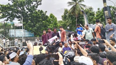 জুমার পরে সায়েন্স ল্যাব মোড়ে আন্দোলনকারীরা