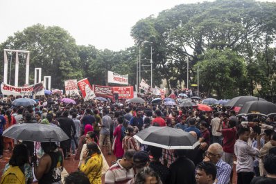শহীদ মিনারে &lsquo;দ্রোহযাত্রা&rsquo;য় অংশ নেন নানা শ্রেণি-পেশার মানুষ (ছবি: সাজ্জাদ হোসেন)