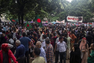 শহীদ মিনারে আন্দোলনের সমর্থনে জড়ো হন নানা শ্রেণি-পেশার মানুষ (ছবি: সাজ্জাদ হোসেন)