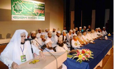 মসজিদ মিশনের একটি অনুষ্ঠানে বক্তব্য রাখছেন প্রতিষ্ঠানের সেক্রেটারি জামায়াত নেতা ড. খলিলুর রহমান মাদানী
