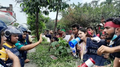 আন্দোলনকারীদের শান্তিপূর্ণ অবস্থান নিতে বলে পুলিশ