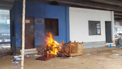 গাজীপুরে শিক্ষার্থীদের গণমিছিল, পুলিশের গাড়ি ও বক্সে অগ্নিসংযোগ