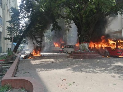 বিএসএমএমইউ হাসপাতালে ভাঙচুর-অগ্নিসংযোগ (ছবি: নাসিরুল ইসলাম)