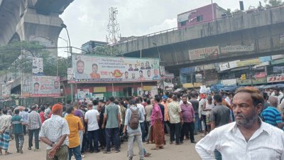 মুখোমুখি অবস্থানে রয়েছেন যুবলীগের নেতাকর্মী ও আন্দোলনকারীরা
