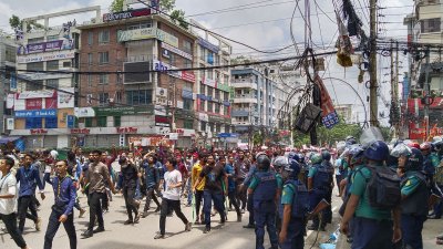 বিপুলসংখ্যক পুলিশ মোতায়েন করা রয়েছে। 