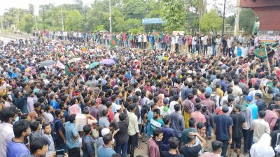 শিক্ষার্থীদের ঢাকা-আরিচা মহাসড়ক অবরোধ 