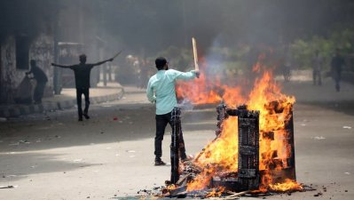 পুরান ঢাকার তোপখানা রোডে নাশকতা (ছবি: ফোকাস বাংলা)