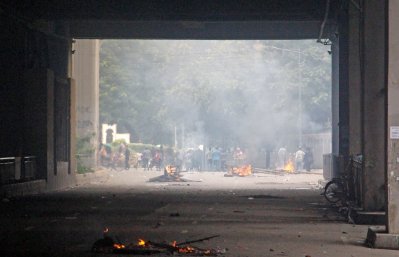সিএমএম কোর্টের গেট ভেঙে ভেতরে ঢুকে চালানো হয় ভাঙচুর, হামলা (ছবি: ফোকাস বাংলা)