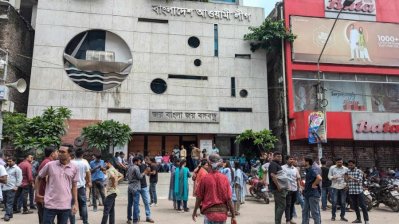 তারা বেশ কয়েকবার মিছিল-স্লোগান দিয়ে বঙ্গবন্ধু এভিনিউ সামনের রাস্তা প্রদক্ষিণ করেন