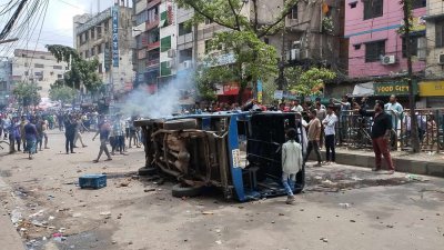 সিএমএম আদালতের প্রধান ফটক ভাঙার চেষ্টা, পুলিশের গাড়ি ভাঙচুর