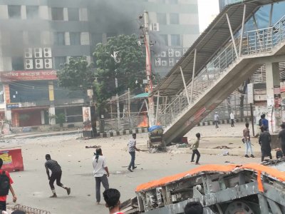 উত্তরায় আন্দোলনকারী ও আ. লীগের নেতাকর্মীদের মধ্যে সংঘর্ষ