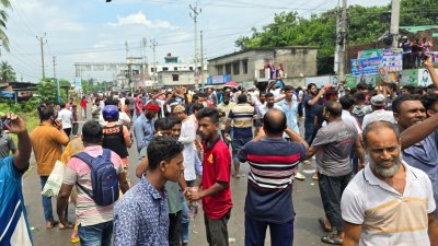 কারফিউ ভেঙে রাস্তায় আন্দোলনকারীরা, দুপুরের পর হঠাৎ উল্লাস