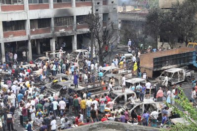 আওয়ামী লীগ সরকারের পতনের পর যাত্রাবাড়ী থানায় হামলা চালিয়ে বেশ কয়েকজনকে হত্যা করে বিক্ষুব্ধ জনতা (ছবি: নাসিরুল ইসলাম)