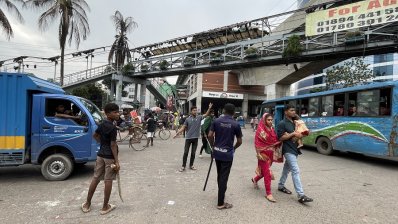 সড়কে গতি ফেরাতে ট্রাফিকের দায়িত্বে শিক্ষার্থীরা, সাধারণ মানুষের স্বস্তি