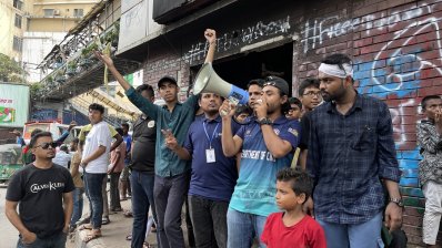 সড়কে গতি ফেরাতে ট্রাফিকের দায়িত্বে শিক্ষার্থীরা, সাধারণ মানুষের স্বস্তি