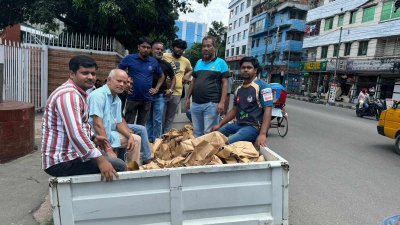 পিকআপে করে খাবার বিতরণ করেছে বিসিবি। 