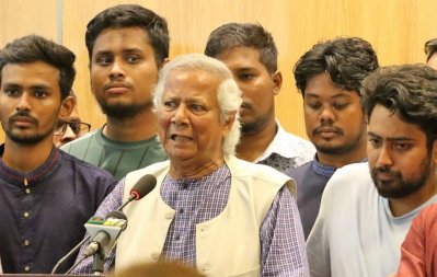 ড. মুহাম্মদ ইউনূসের সঙ্গে কোটা আন্দালনের সমন্বয়কারীরা (ছবি: ফোকাস বাংলা)