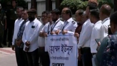 অনেকেই নিয়ে এসেছেন ব্যানার ফেস্টুন (ছবি: সংগৃহীত)
