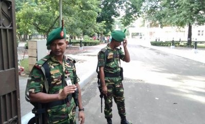 ‘যমুনা’র নিরাপত্তার জন্য মোতায়েন করা হয়েছে সেনা (ছবি: কবির হোসেন) 
